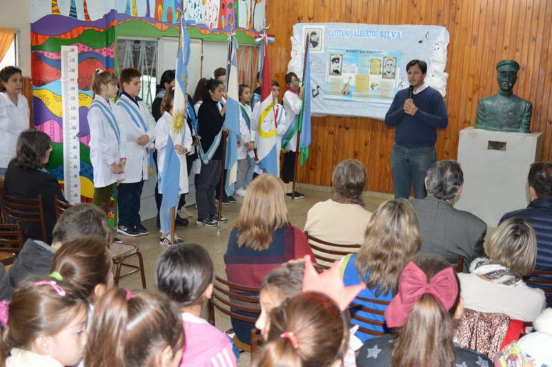 Descubrimiento de busto y placa a Cayetano Alberto Silva en la Escuela N° 497