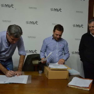 El intendente firmó contrato para completar la red de gas en barrio Santa Rosa El intendente firmó contrato para completar la red de gas en barrio Santa Rosa