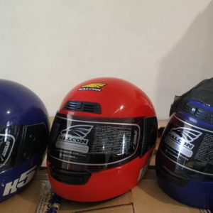 Entrega de cascos a jóvenes de 18 a 20 años