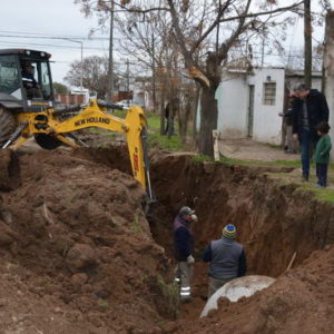El intendente recorrió las obras de desagüe en 3 de Febrero y Vuelta de Obligado