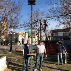Más iluminación fotovoltaica y ampliación de servicios en la plazoleta “26 de Abril”