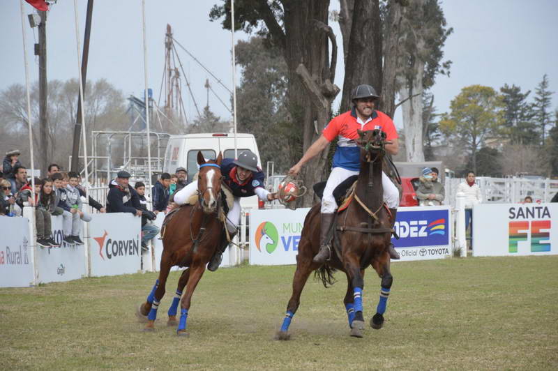 Exhibición de pato en la pista central