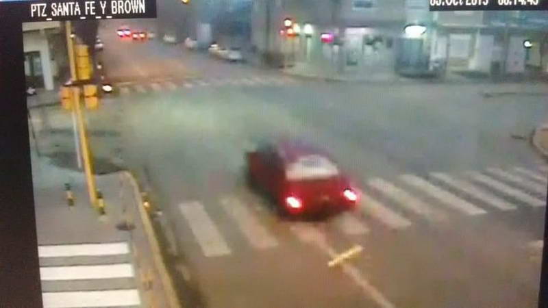 Automovilista destruyó separadores viales frente al hospital