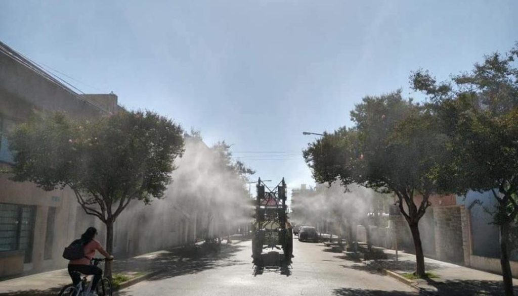 Equipo pulverizador de desarrollo local desinfecta calles con agua clorada