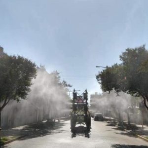 Equipo pulverizador de desarrollo local desinfecta calles con agua clorada