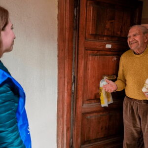 El gobierno municipal, instituciones y voluntarios inician el programa Mayores Cuidados
