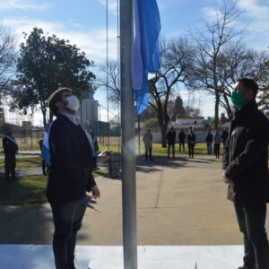 Emotivo acto del Día de la Independencia en plaza Rosario Vera Peñaloza