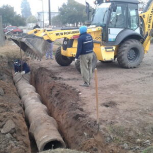 Siguen las tareas municipales: Ahora operativo de limpieza en sistemas de desagües pluviales en la ciudad