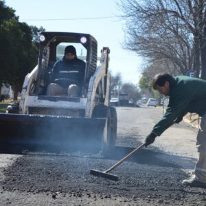 El municipio realiza trabajos de asfalto para recuperar tramo estratégico de calle 2 de Abril