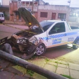 Imprudencia de motociclistas: agentes de Tránsito municipal colisionaron contra una columna por esquivar a dos motos que circulaban a contramano
