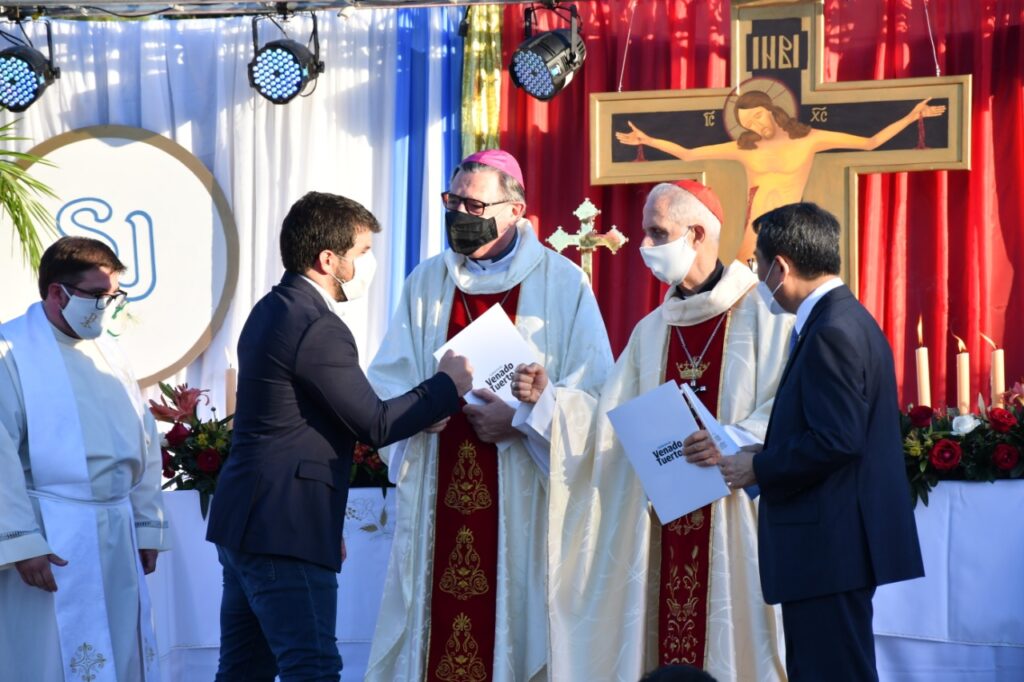 El intendente dio la bienvenida al obispo coadjutor Han Lim Moon
