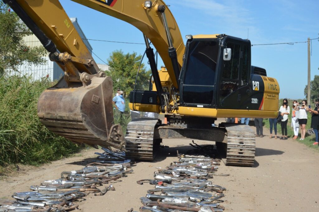 Menos ruidos molestos: el Gobierno municipal destruyó más de 200 caños de escapes de motos que alteraban la convivencia urbana