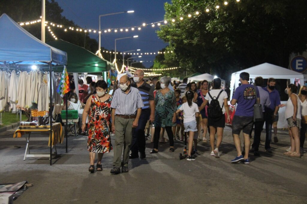 Los vecinos disfrutaron de una nueva edición del “Paseo de la Ciudad”, esta vez en el Parque de la Niñez, que contó con más de 90 emprendedores y ofertas gastronómicas