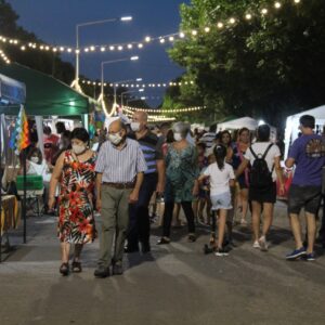Los vecinos disfrutaron de una nueva edición del “Paseo de la Ciudad”, esta vez en el Parque de la Niñez, que contó con más de 90 emprendedores y ofertas gastronómicas