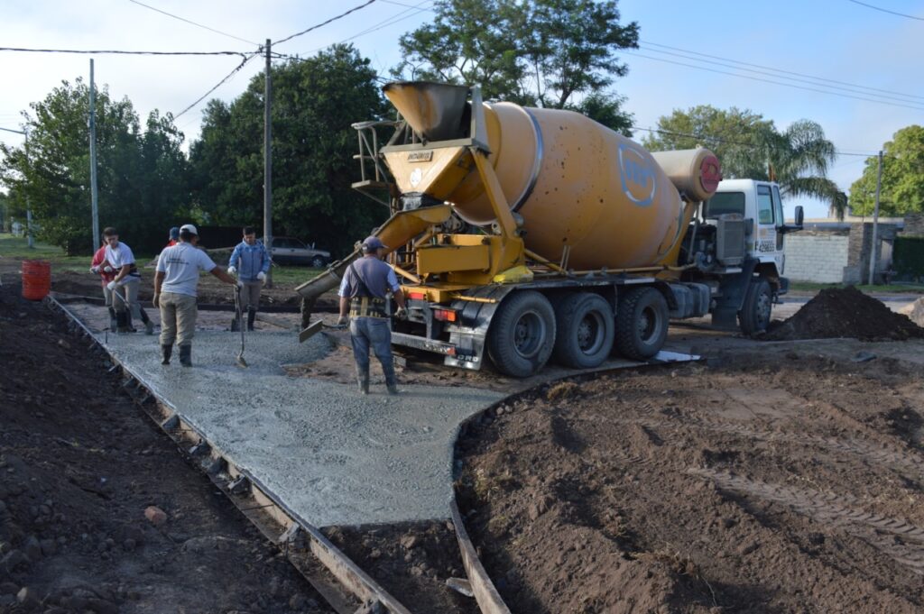 El Municipio trabaja en cerrar red de pavimento en el barrio Rivadavia