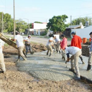 Los servicios públicos no se detienen: intenso trabajo municipal de desmalezado, limpieza y mantenimiento de calles