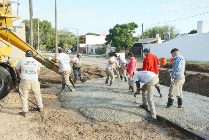Los servicios públicos no se detienen: intenso trabajo municipal de desmalezado, limpieza y mantenimiento de calles