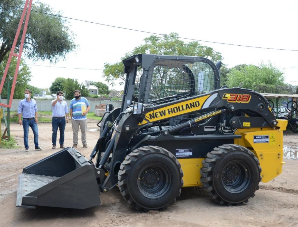 El Municipio sumó una máquina minicargadora para aumentar los arreglos de calles y la  ejecución de obras hídricas