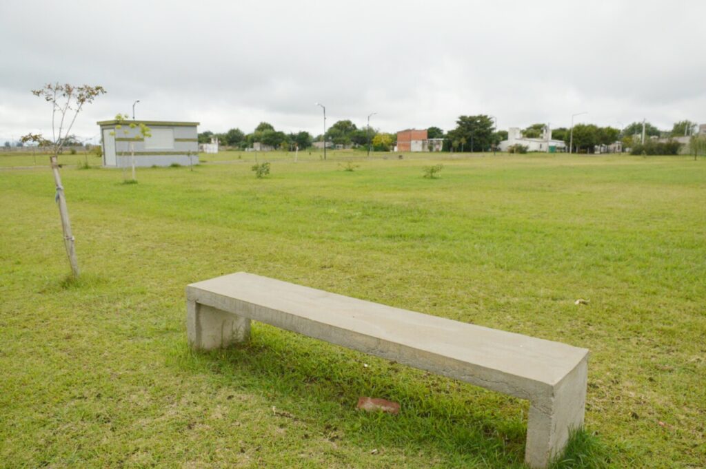 Los vecinos eligieron la plaza Del Vecino para instalar el juego infantil canjeado por 12 toneladas de plásticos
