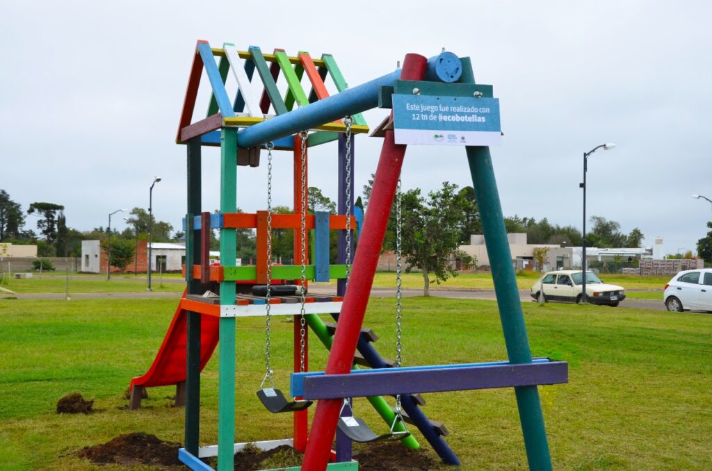 Ecobotellas: el Gobierno de la ciudad ya instaló el juego infantil en la plaza Del Vecino