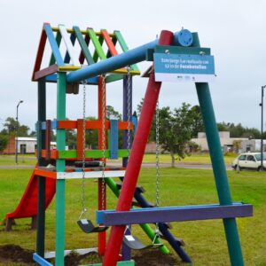 Ecobotellas: el Gobierno de la ciudad ya instaló el juego infantil en la plaza Del Vecino