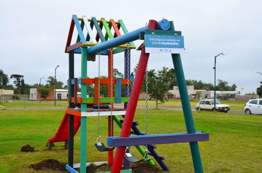Ecobotellas: el Gobierno de la ciudad ya instaló el juego infantil en la plaza Del Vecino