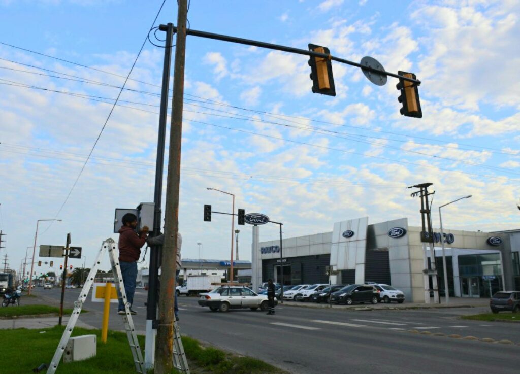 Concluyen tareas de relevamiento y reemplazo lumínico en sistema de semaforización de ruta 8