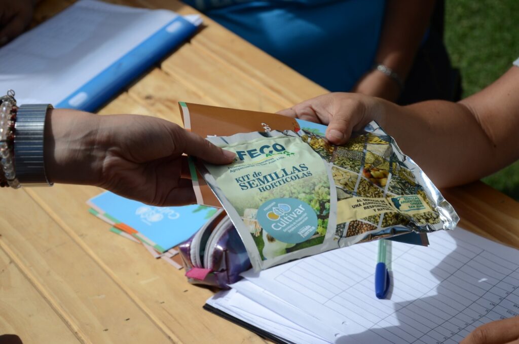 Plaza España: Más de 200 vecinos accedieron a los kits de semillas del programa municipal “Cultivar”