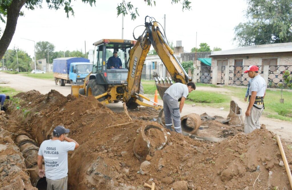 Trabajo permanente: cuadrillas municipales realizan el acondicionamiento de calles y desagües