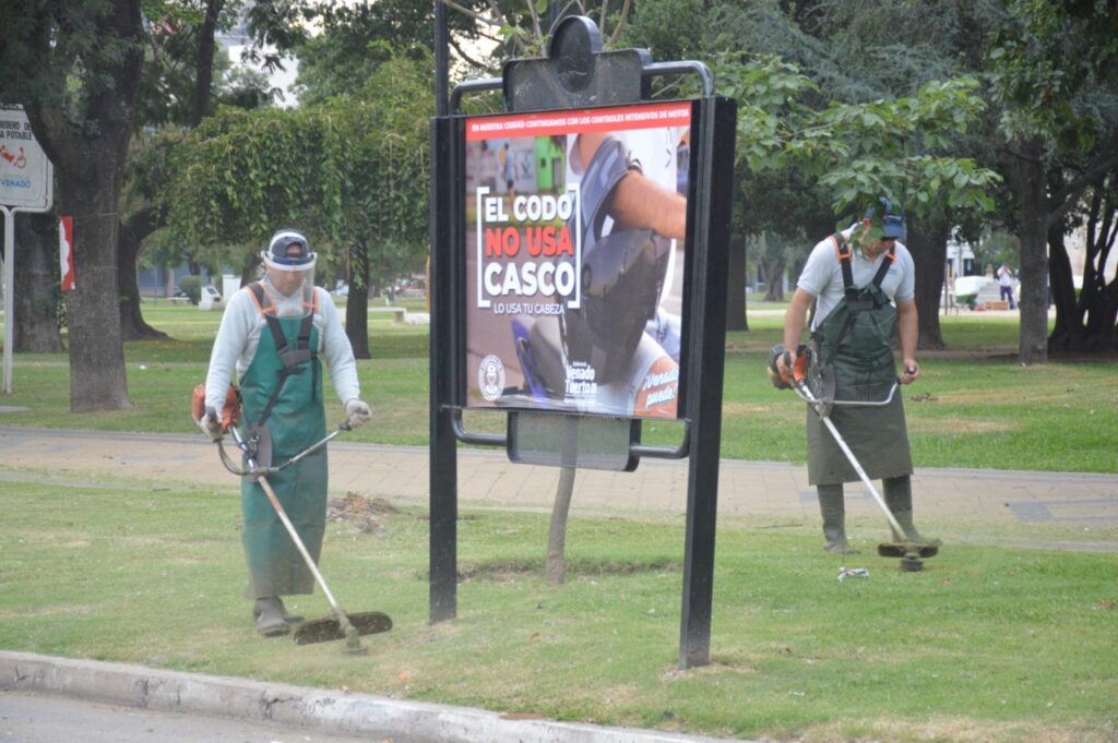 El Municipio realiza tareas de mantenimiento en plazas y plazoletas de la ciudad