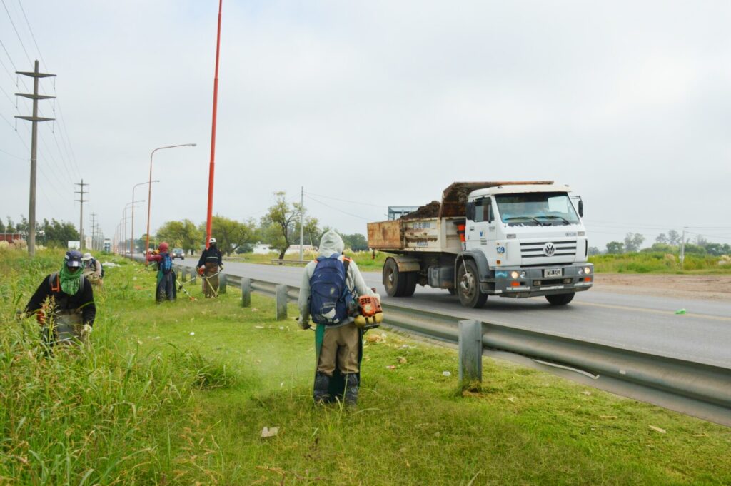 Ante la falta de accionar de Vialidad Nacional, el Municipio realiza tareas de corte de pasto en rutas nacionales 8 y 33