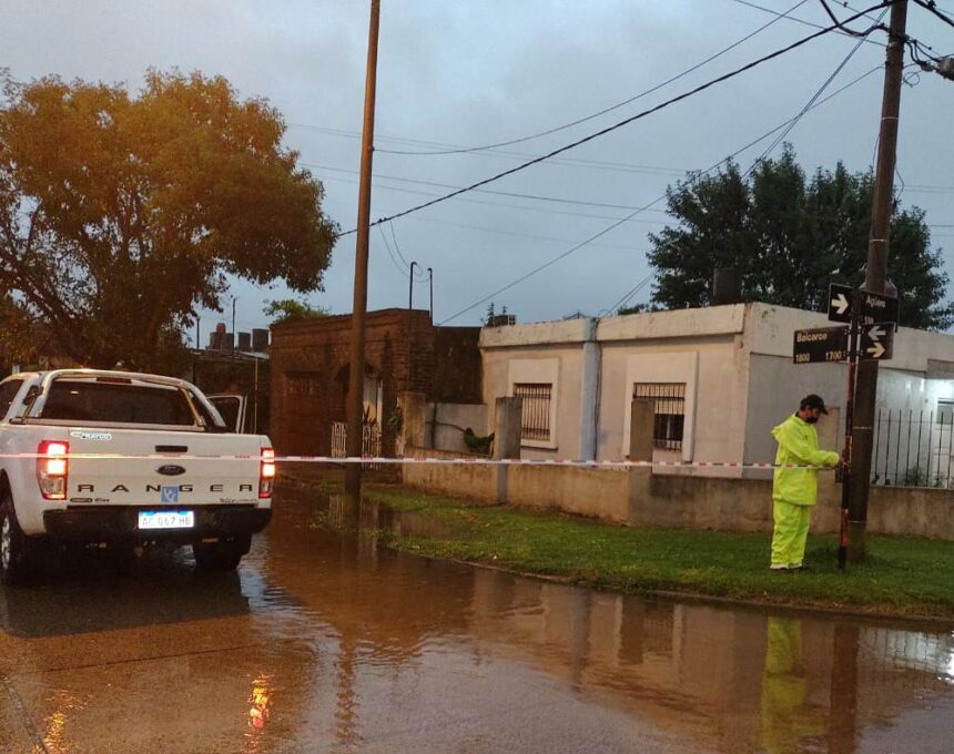 En acción: Bomberos, Protección Civil y  Gobierno municipal continúan trabajando para asistir a vecinos afectados por los 140 milímetros de lluvia