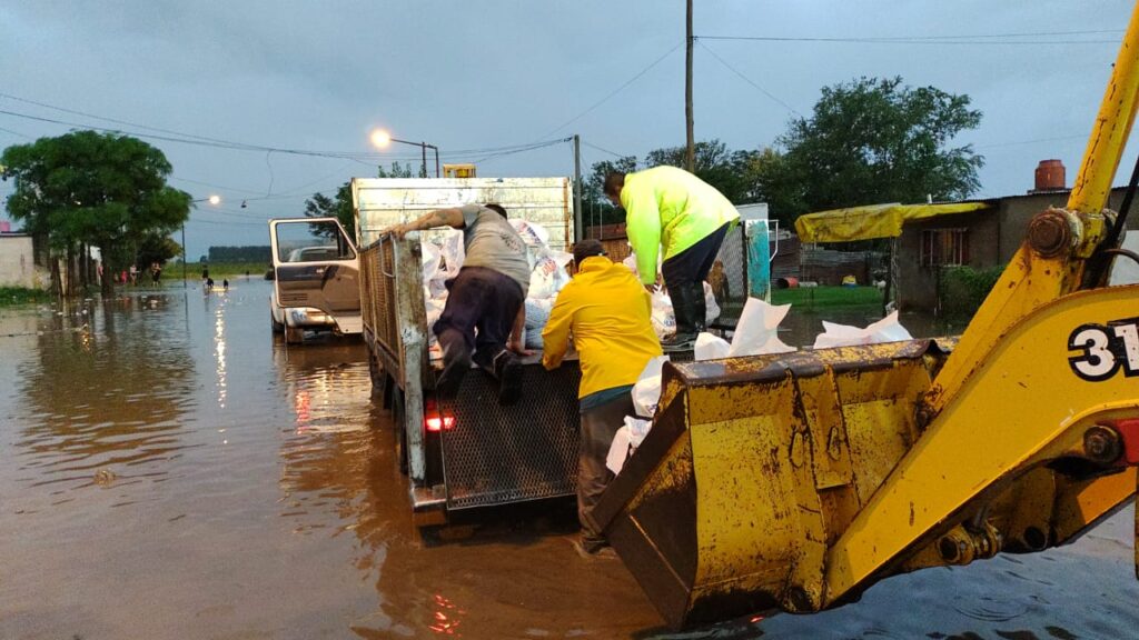 Bomberos Voluntarios, Protección Civil y Gobierno municipal trabajan en equipo para asistir a vecinos que padecen las consecuencias del fuerte temporal