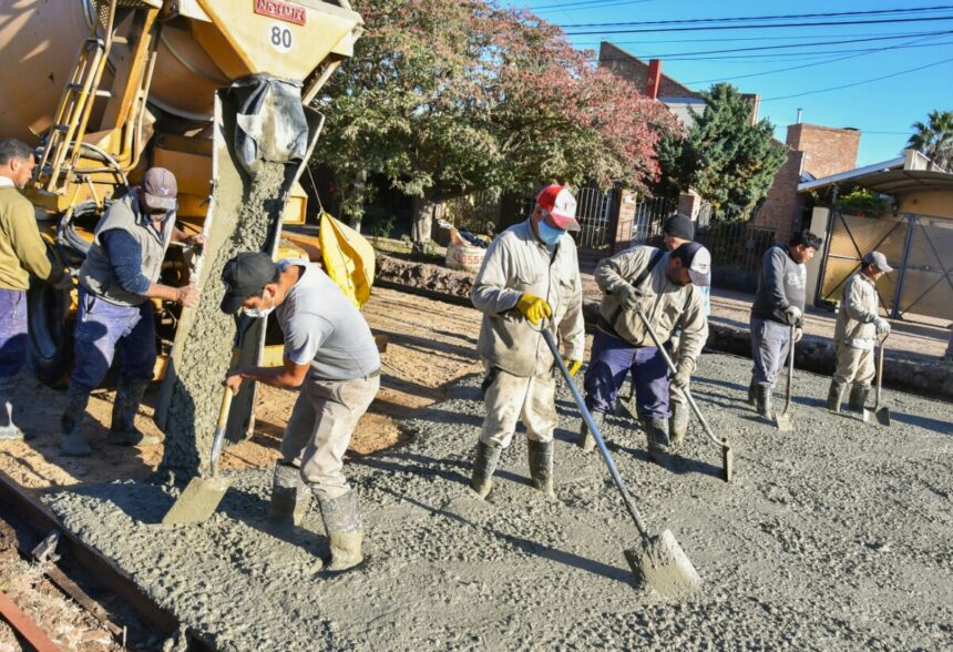 Aumentan las obras en los barrios: pavimentan una nueva cuadra en barrio Rivadavia, realizan  bacheo en Ciudad Nueva y recuperan  calles de San José Obrero, Norte y Malvinas Argentinas