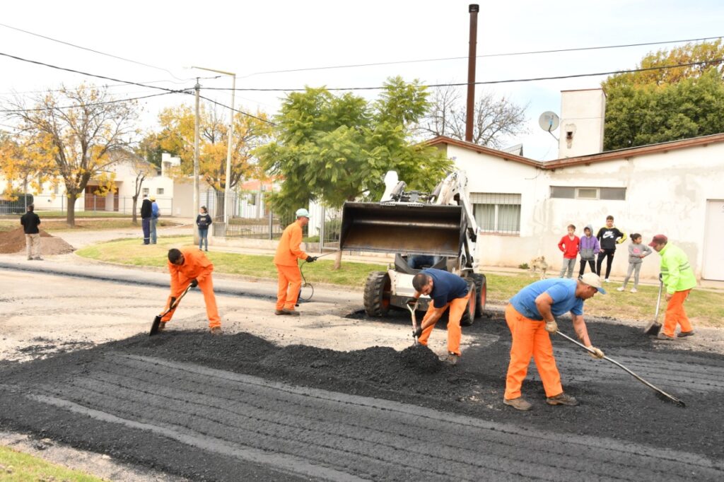 Barrio Ciudad Nueva: operativo de bacheo con asfalto caliente en avenida Libertad