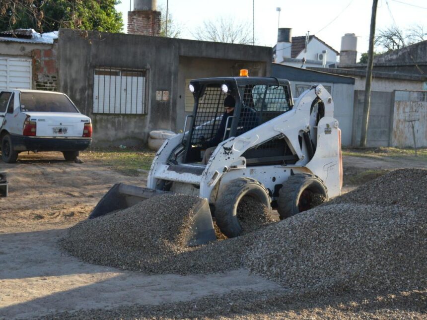 Sigue el arreglo de calles: el Municipio avanza con trabajos de abovedado y colocación de piedra en distintos barrios