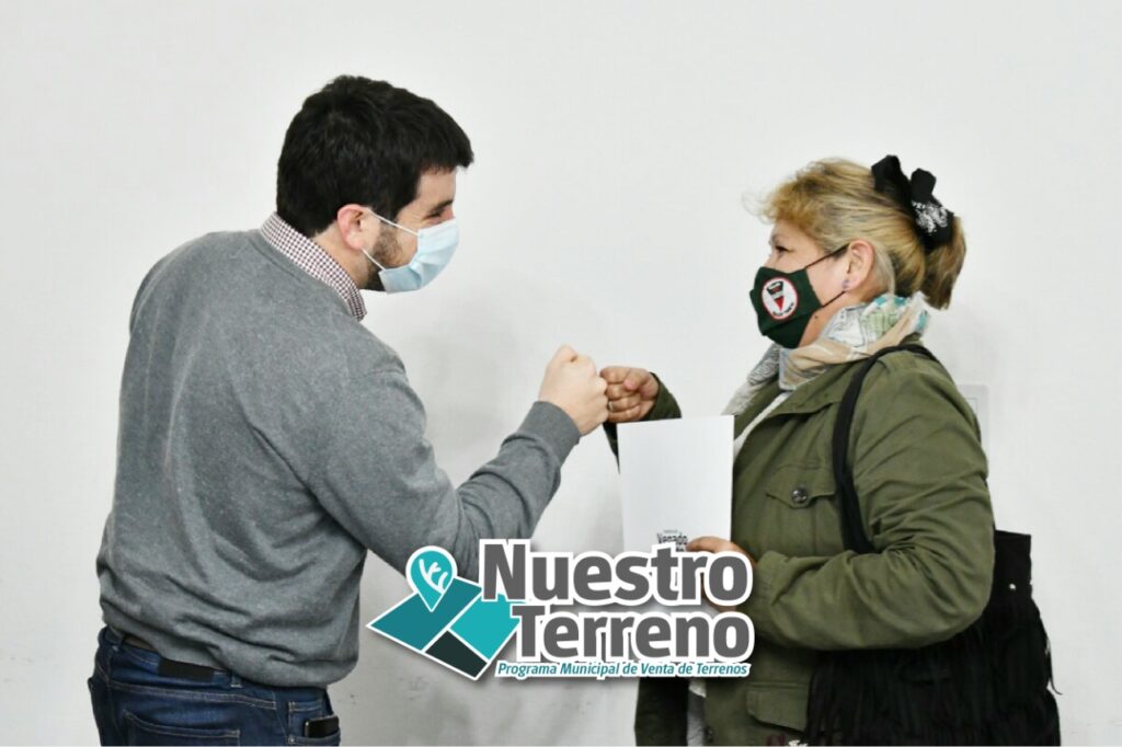 Los vecinos ganadores de los terrenos municipales inician la firma de sus boletos de compra-venta