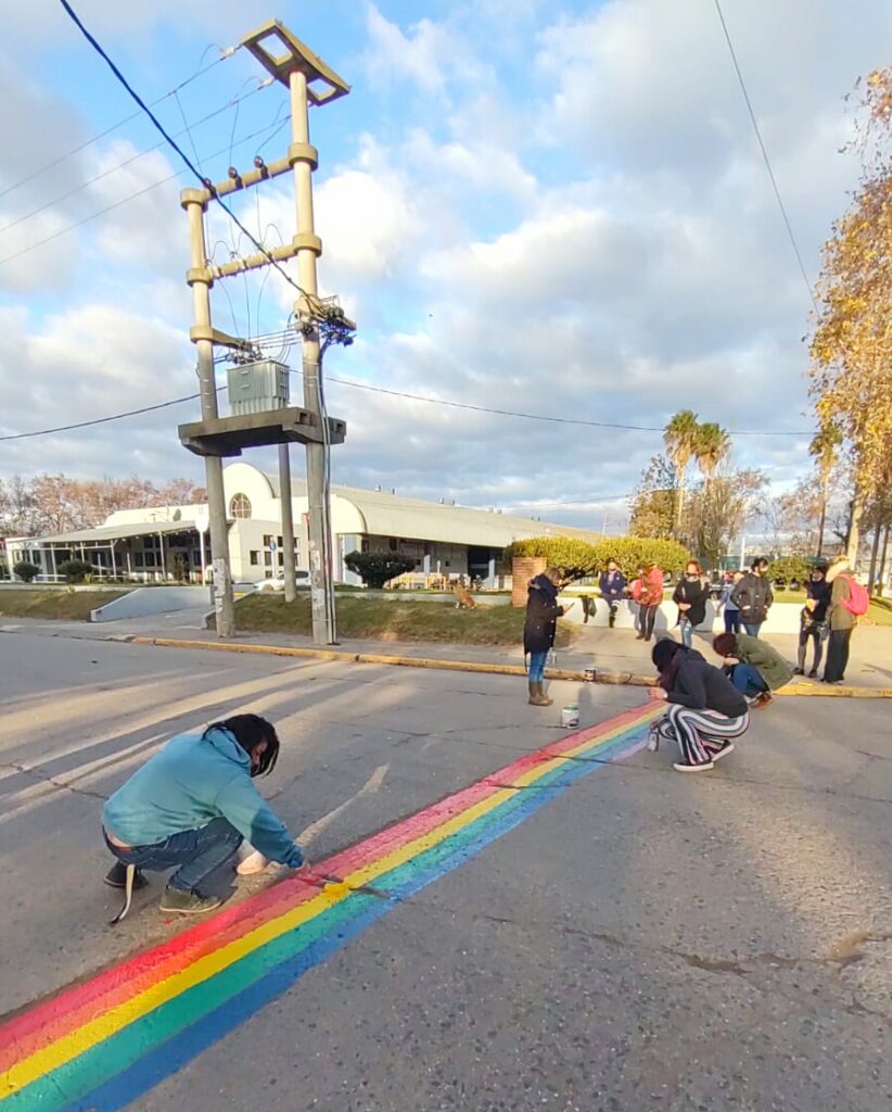 En el Día Internacional del Orgullo LGBTI+ se realizó una pintada de sendas peatonales en calle Piacenza
