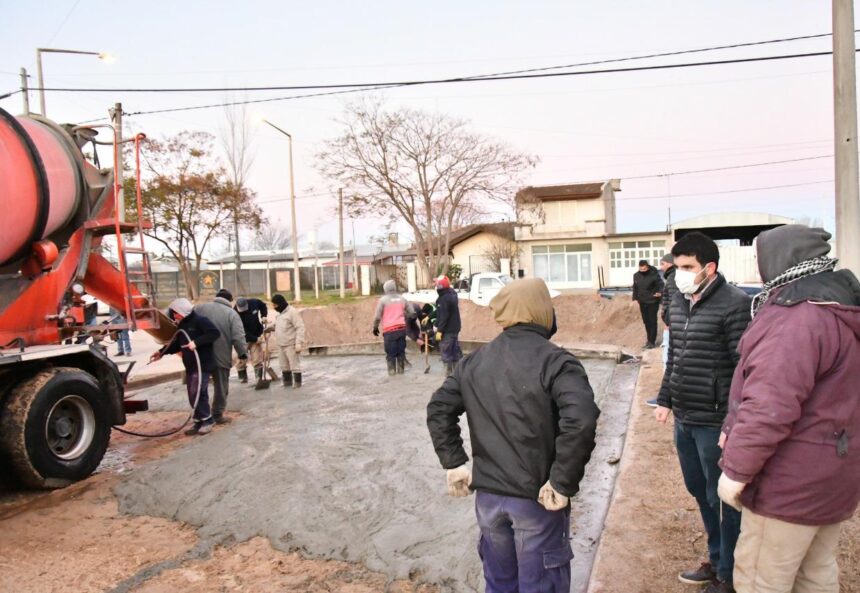 Siguen las obras en los barrios: El Gobierno Municipal activó la pavimentación de una nueva cuadra en el barrio norte
