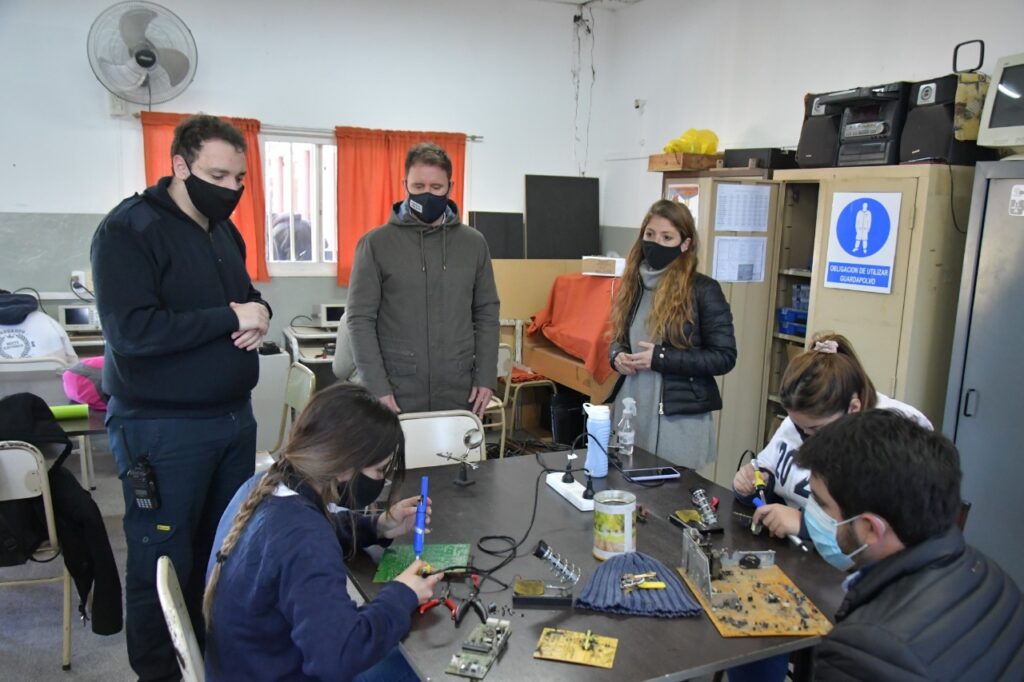Apoyo del Gobierno municipal al proyecto de la Escuela N°602 en la recuperación de componentes electrónicos e informáticos