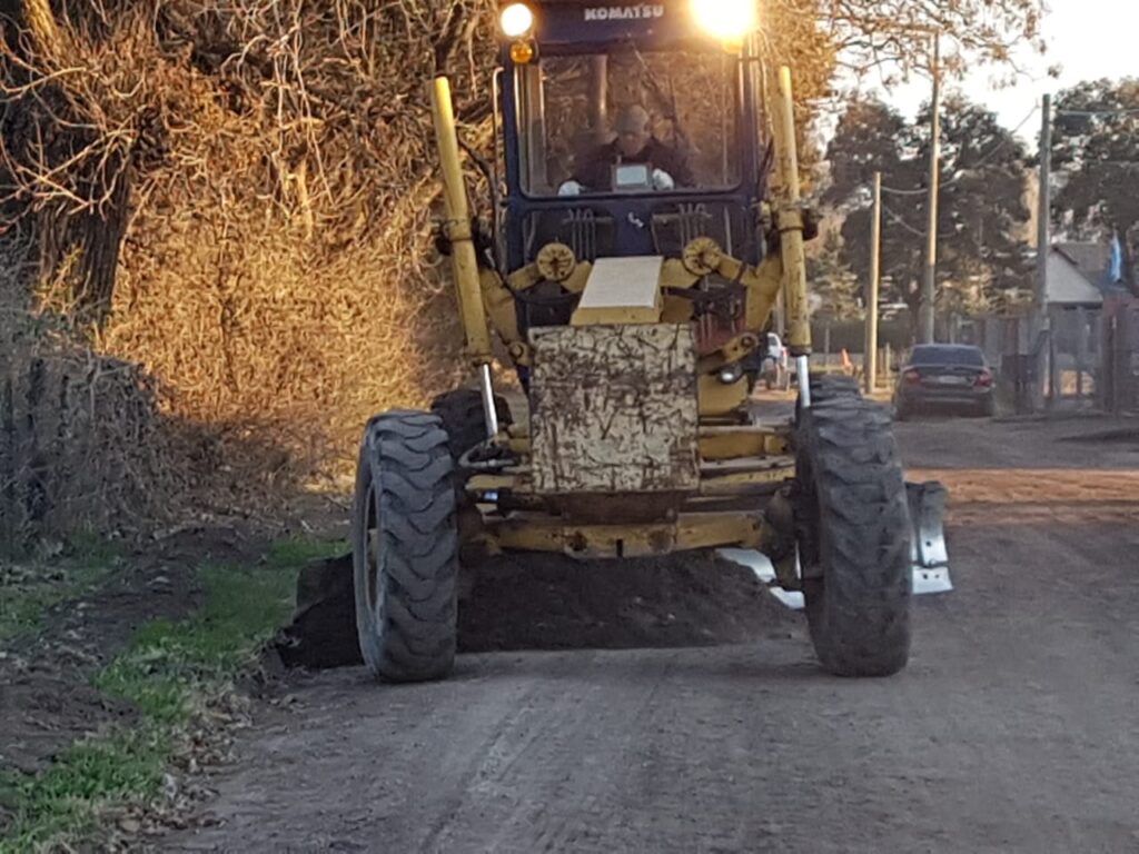 Más trabajo en las calles: el Gobierno Municipal realiza tareas de preparación de suelo para pavimento y cordones cuneta