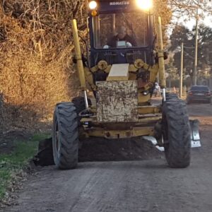 Más trabajo en las calles: el Gobierno Municipal realiza tareas de preparación de suelo para pavimento y cordones cuneta
