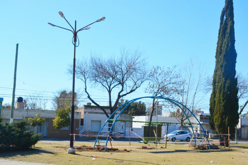 El Gobierno Municipal pone en valor la “Plaza de la Democracia” con la colocación y reparación de juegos infantiles