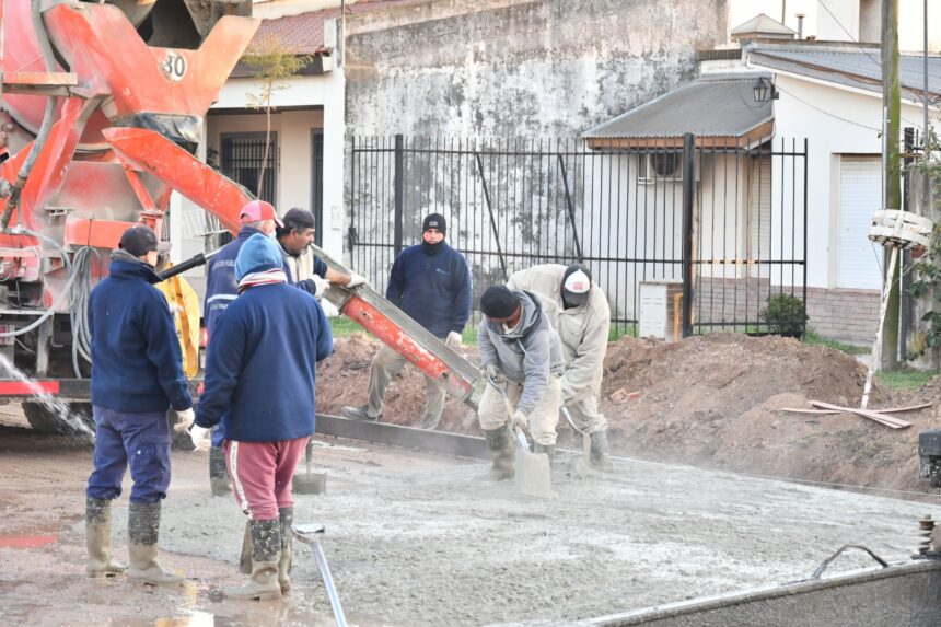 Intenso ritmo de trabajo: el Gobierno Municipal ahora pavimenta calle Belgrano entre Leoncio de la Barrera y Basualdo