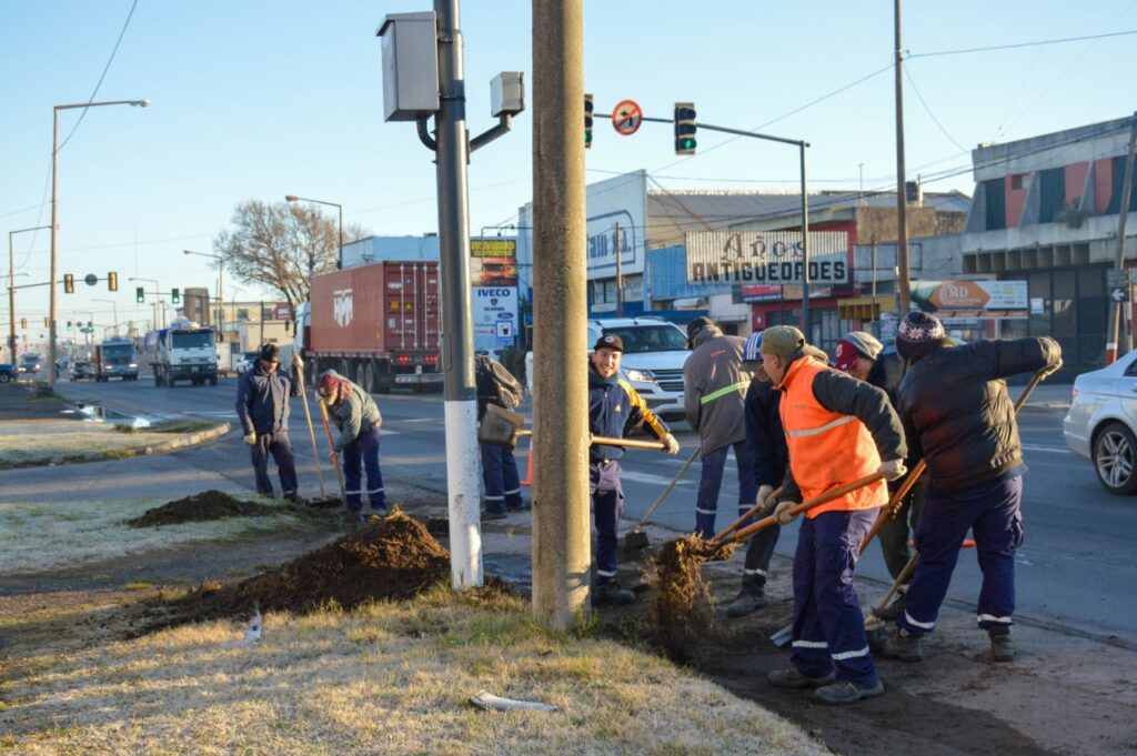 El Gobierno Municipal avanza con la limpieza del badén colector de Ruta 8 en su tramo urbano