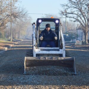 Continúan los trabajos en las calles: ahora se profundizan bacheos con material asfáltico frío y colocación de piedra
