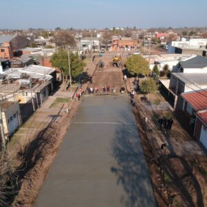 Siguen las obras: el Gobierno Municipal pavimentó una nueva cuadra más en el barrio Norte Siguen las obras: el Gobierno Municipal pavimentó una nueva cuadra más en el barrio Norte