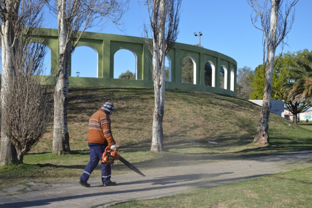 El objetivo de una ciudad más limpia: el Municipio realiza múltiples trabajos en plazas y paseos
