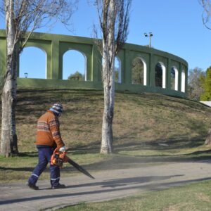 El objetivo de una ciudad más limpia: el Municipio realiza múltiples trabajos en plazas y paseos