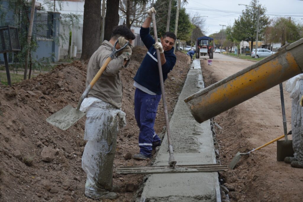 El Municipio incorpora equipamiento para la ejecución de cordón cuneta